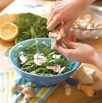 Roquette, champignons crus et copeaux de parmesan